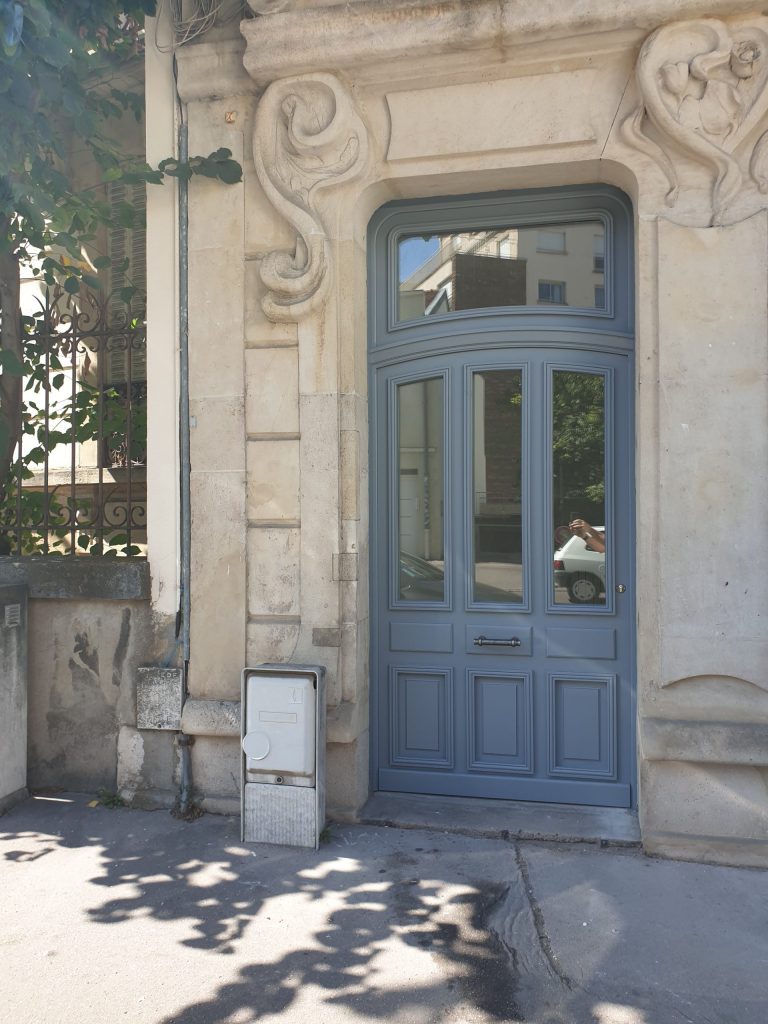 Porte d’entrée sur mesure avec vitrage et encadrement architectural ancien