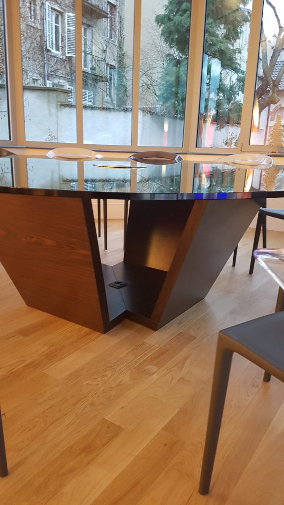 Table de réunion sur mesure créée et fabriquée dans notre atelier à Nancy
