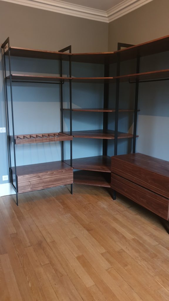 Dressing sur mesure en bois avec rangements et penderie