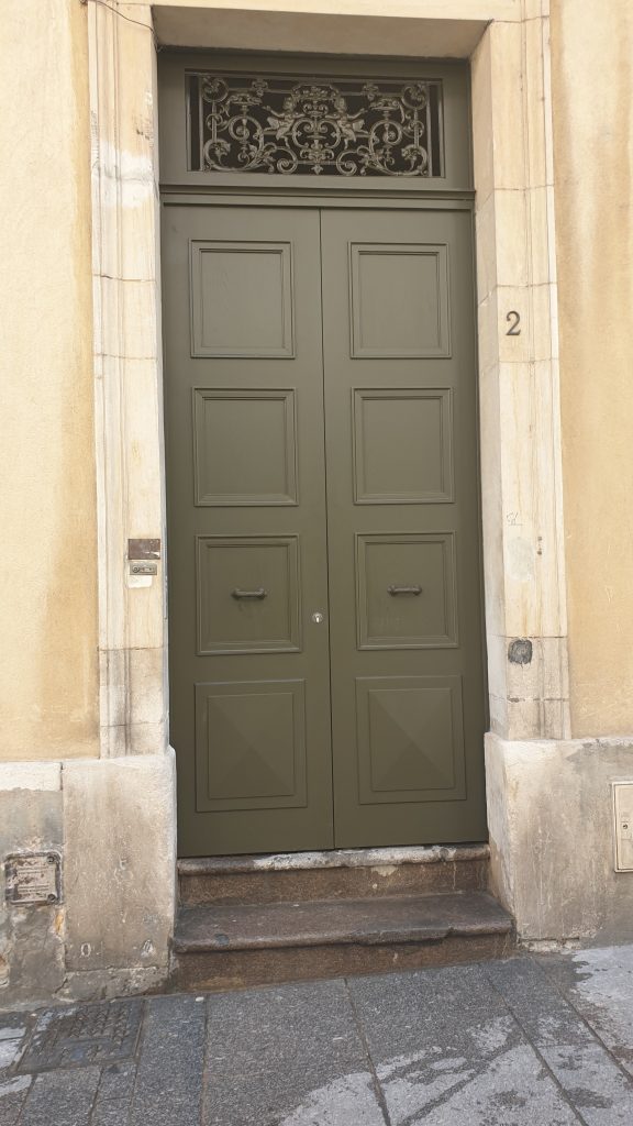 Porte d’entrée traditionnelle en bois avec panneaux moulurés et imposte décorative