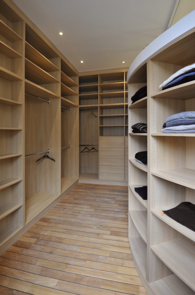 Aménagement de dressing sur mesure courbe fabriqué à Nancy