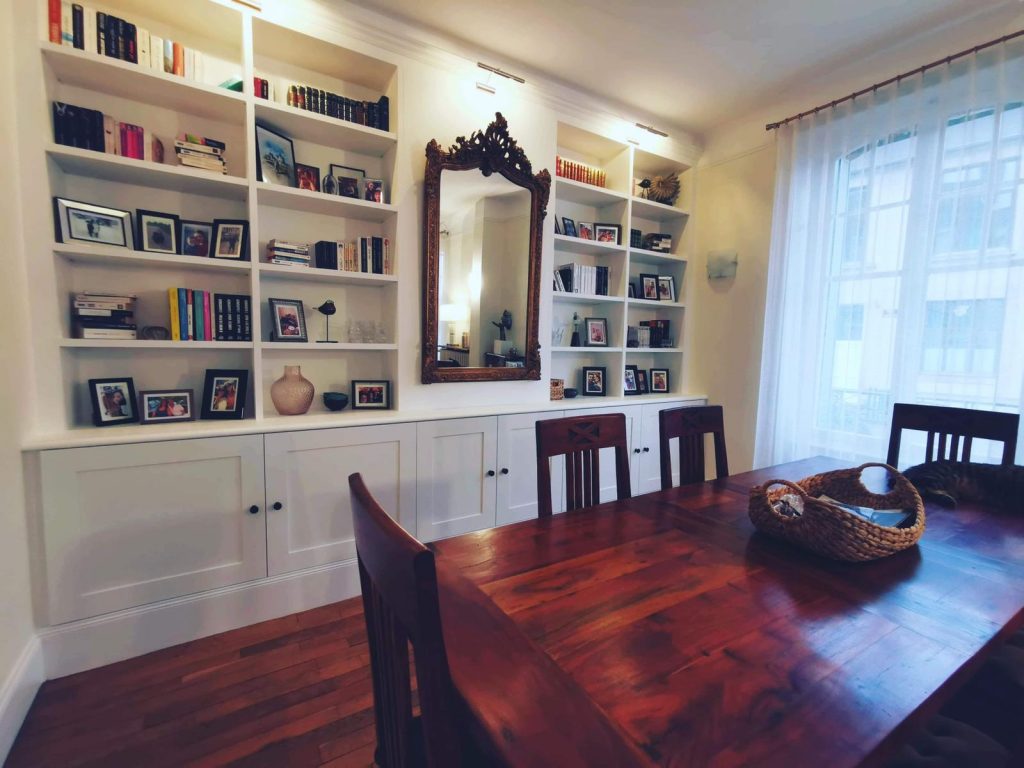 Bibliothèque sur mesure en bois réalisée à Nancy