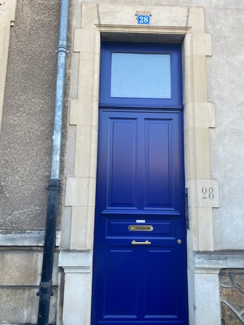 Porte d’entrée sur mesure bleue avec imposte vitrée à Nancy