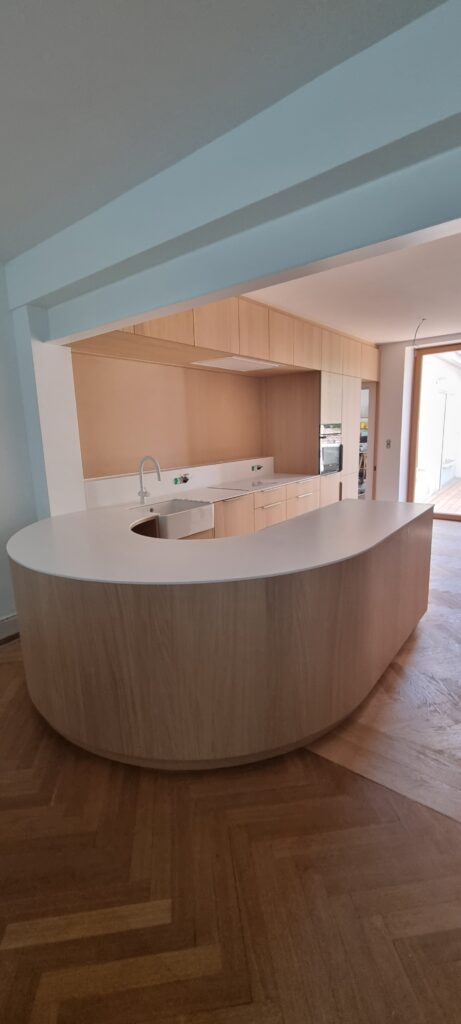 Cuisine avec mobilier sur mesure Menuiserie Thincelin