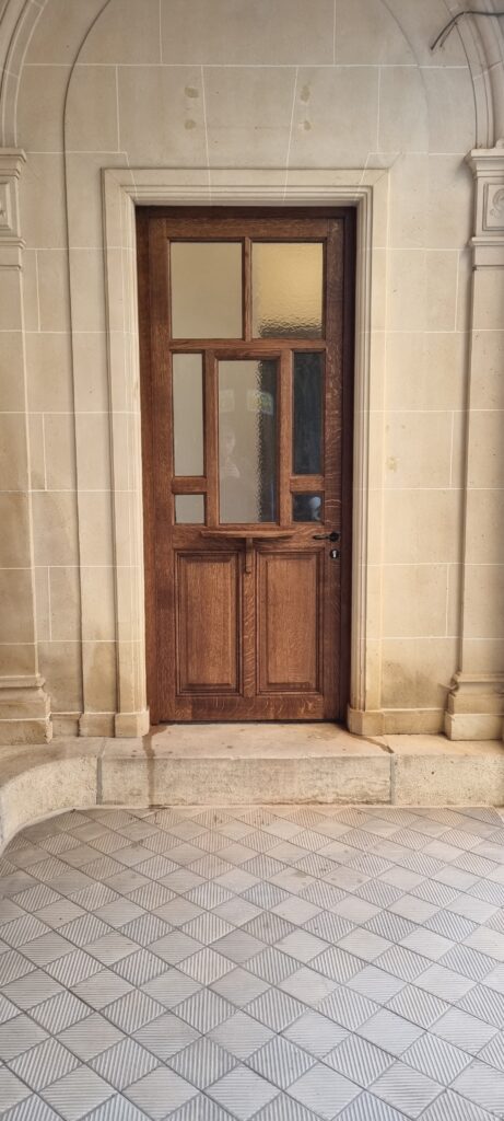 Porte intérieure vitrée en bois sur mesure dans un bâtiment ancien
