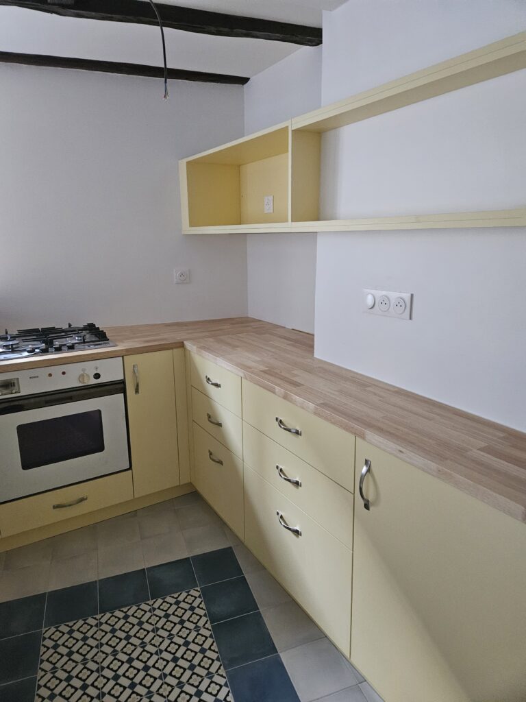 Cuisine sur mesure avec plan de travail en bois fabriquée à Nancy