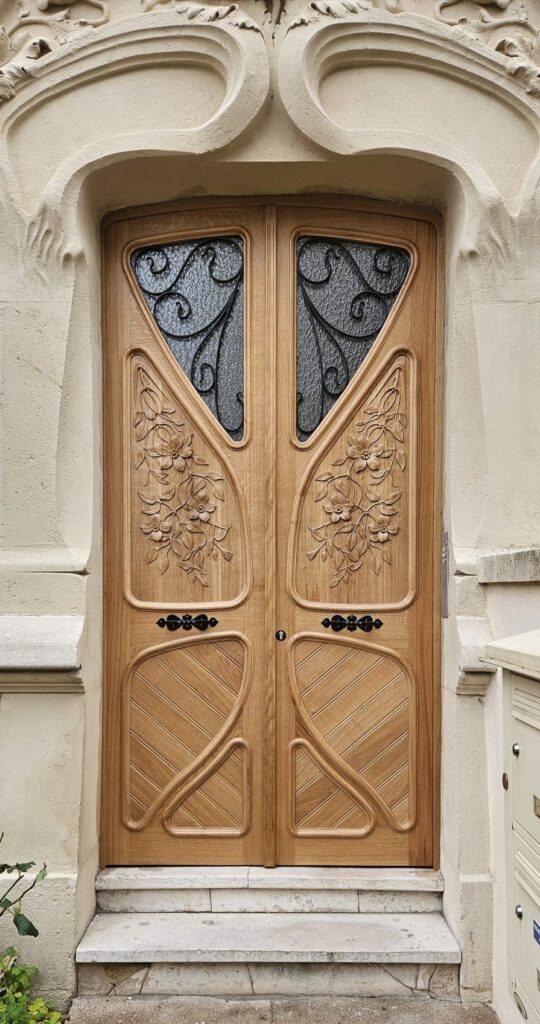 Porte d’entrée sur mesure en bois sculpté de style Art nouveau à Nancy