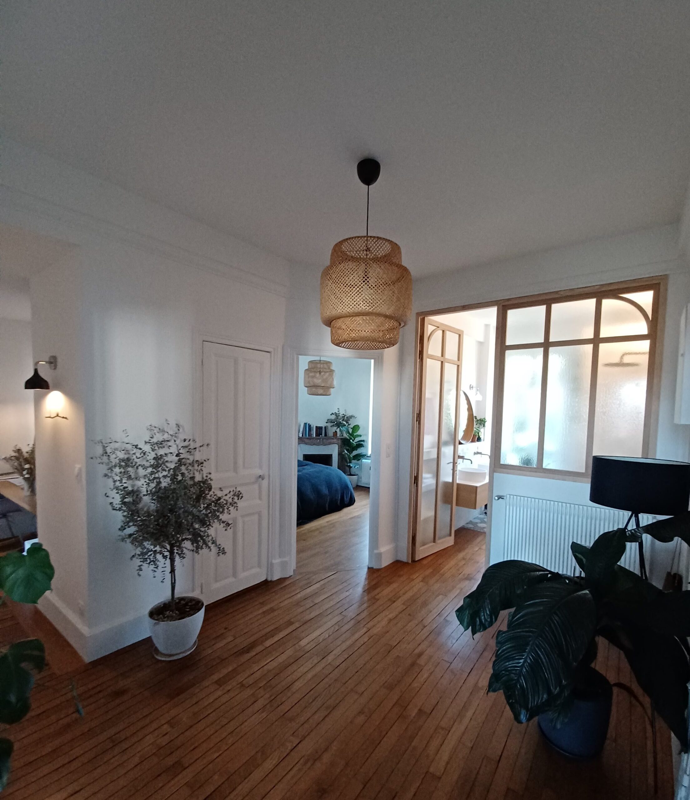Verrière intérieure en bois sur mesure avec porte vitrée et arches
